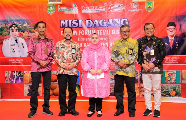Bupati Kasmarni bersama sejumlah pejabat Pamkab Bengkalis hadiri Misi Dagang di Batam (foto/zul)
